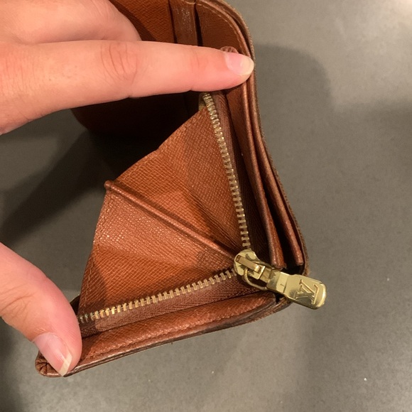 Louis Vuitton wallet with cash and zipper compartment. Date Code SD0030 - Picture 10 of 13